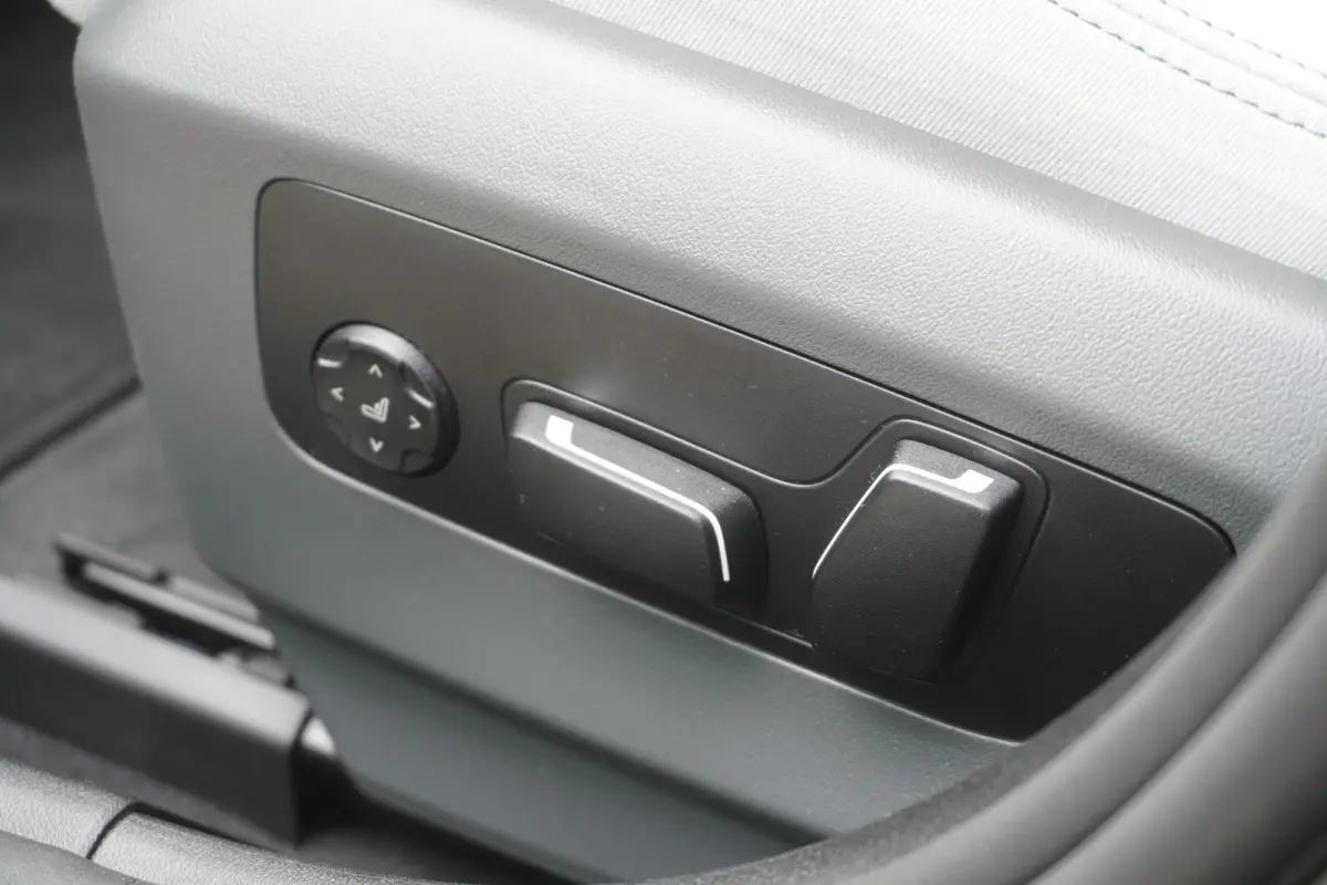 eDrive40 | M Sportpakket Pro | Glazen panoramadak | Adaptief onderstel professional | Trekhaak met elektrisch wegklapbare kogel | Bowers & Wilkins Surround Sound System | Driving Assistant P