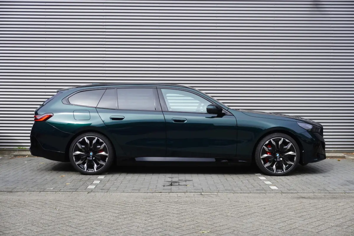 eDrive40 | M Sportpakket Pro | Glazen panoramadak | Adaptief onderstel professional | Trekhaak met elektrisch wegklapbare kogel | Bowers & Wilkins Surround Sound System | Driving Assistant P