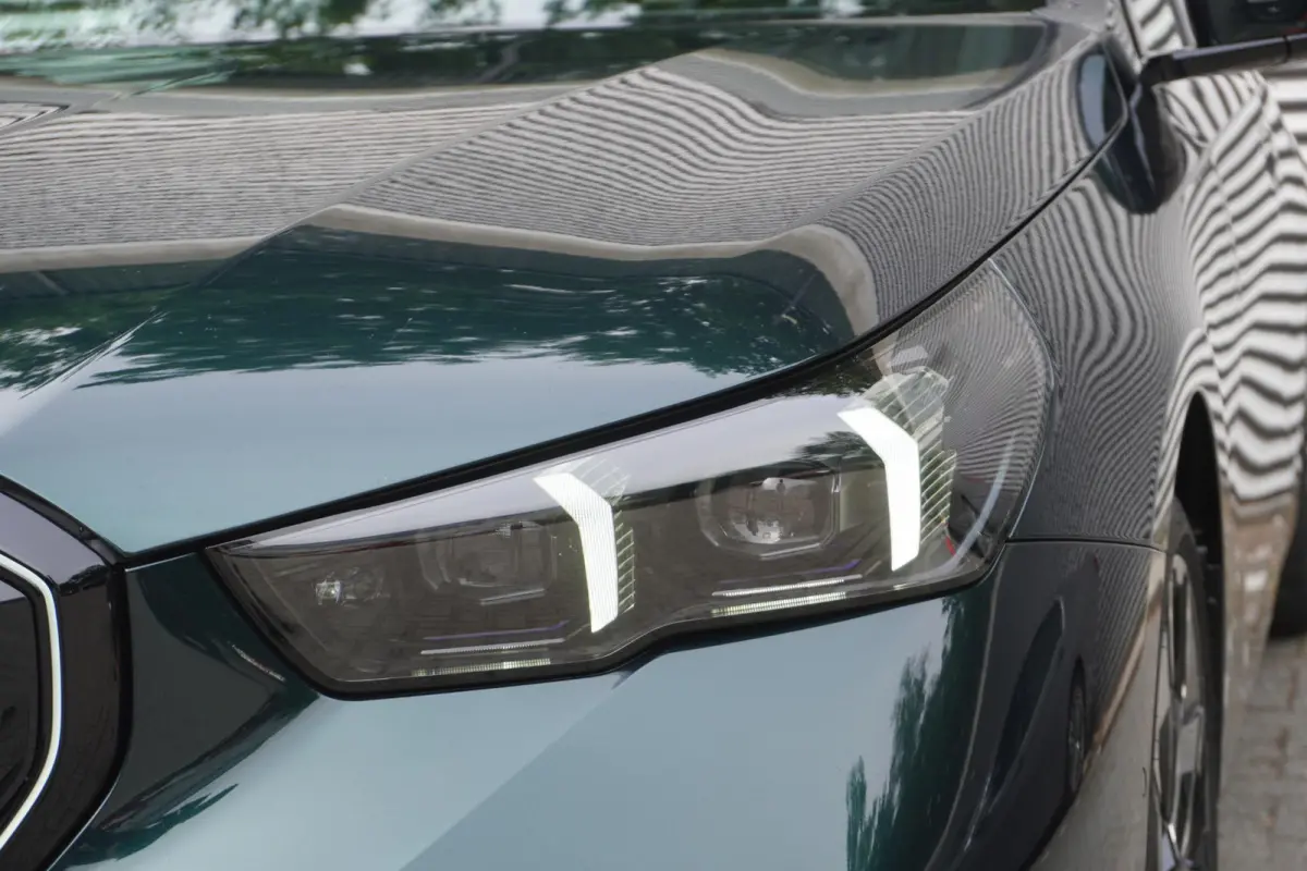eDrive40 | M Sportpakket Pro | Glazen panoramadak | Adaptief onderstel professional | Trekhaak met elektrisch wegklapbare kogel | Bowers & Wilkins Surround Sound System | Driving Assistant P