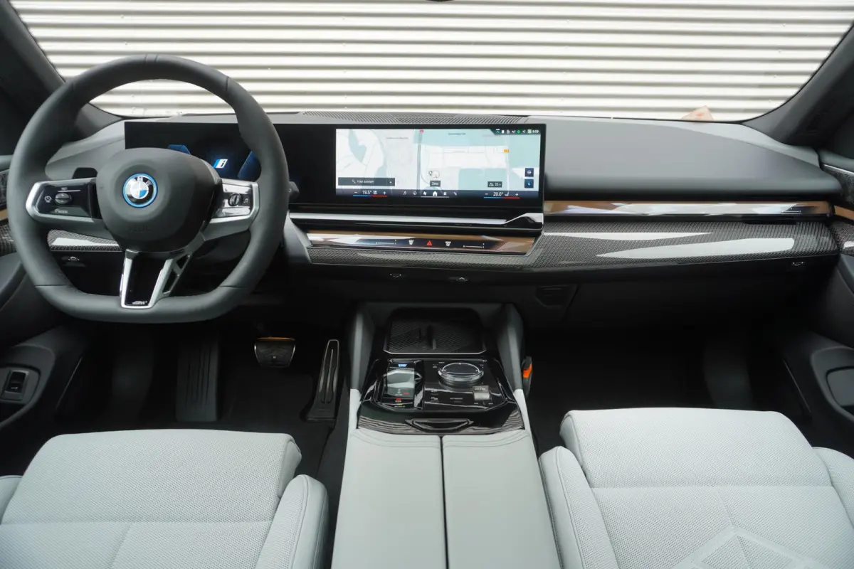 eDrive40 | M Sportpakket Pro | Glazen panoramadak | Adaptief onderstel professional | Trekhaak met elektrisch wegklapbare kogel | Bowers & Wilkins Surround Sound System | Driving Assistant P