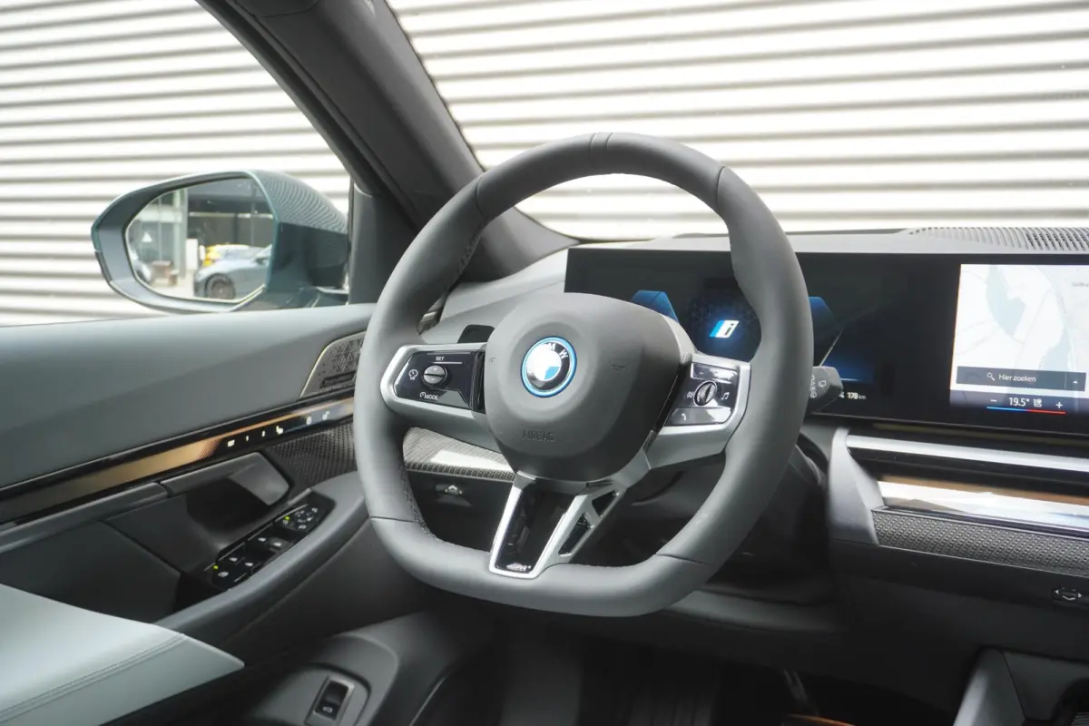 eDrive40 | M Sportpakket Pro | Glazen panoramadak | Adaptief onderstel professional | Trekhaak met elektrisch wegklapbare kogel | Bowers & Wilkins Surround Sound System | Driving Assistant P