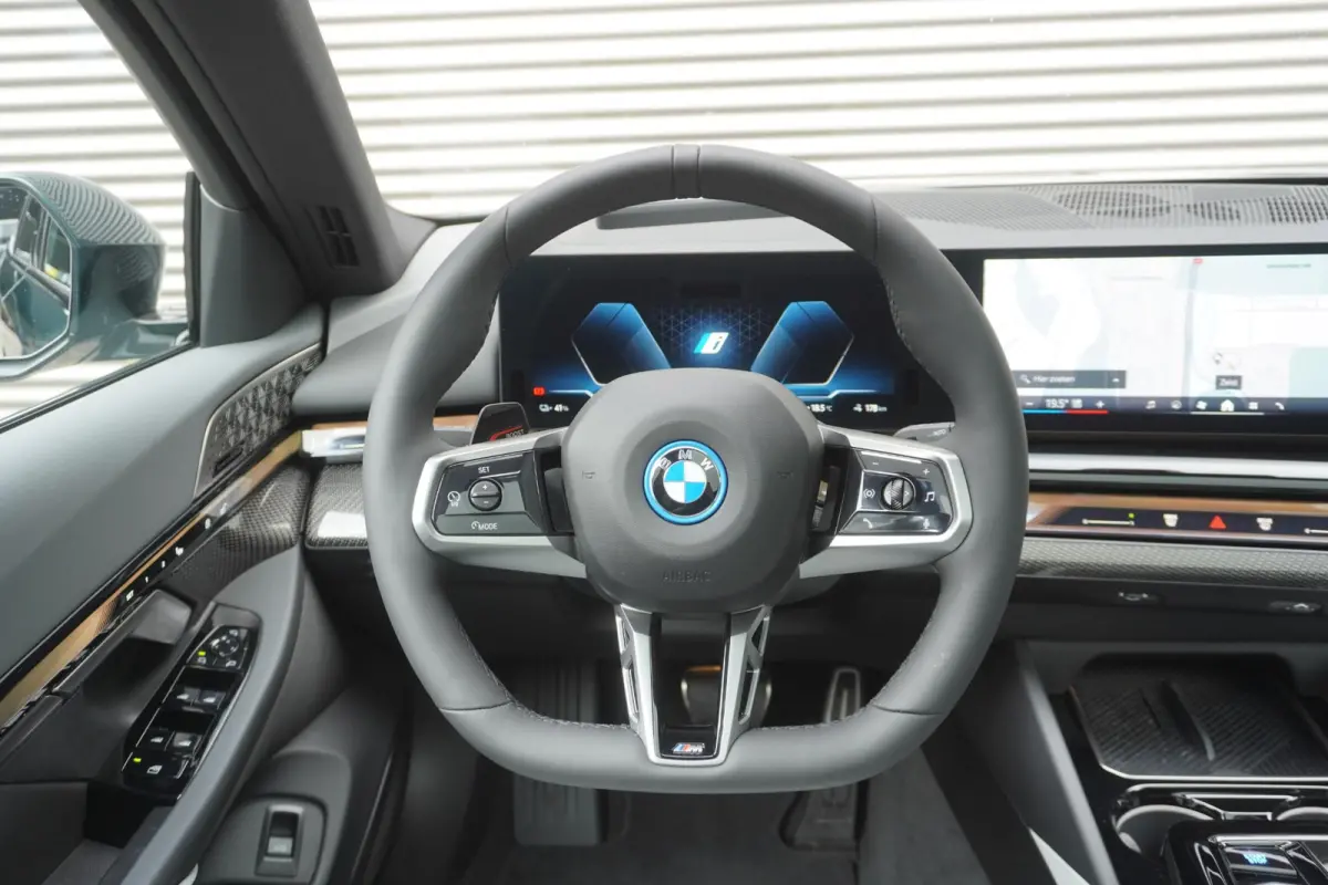 eDrive40 | M Sportpakket Pro | Glazen panoramadak | Adaptief onderstel professional | Trekhaak met elektrisch wegklapbare kogel | Bowers & Wilkins Surround Sound System | Driving Assistant P
