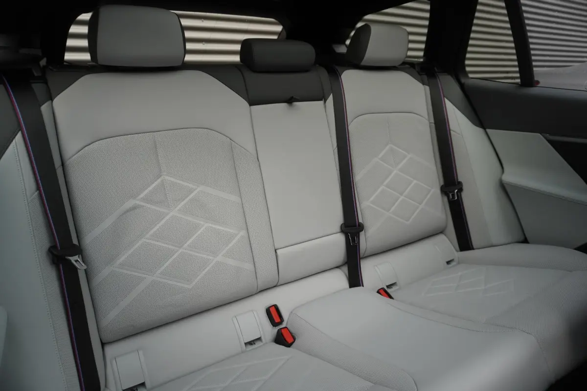 eDrive40 | M Sportpakket Pro | Glazen panoramadak | Adaptief onderstel professional | Trekhaak met elektrisch wegklapbare kogel | Bowers & Wilkins Surround Sound System | Driving Assistant P
