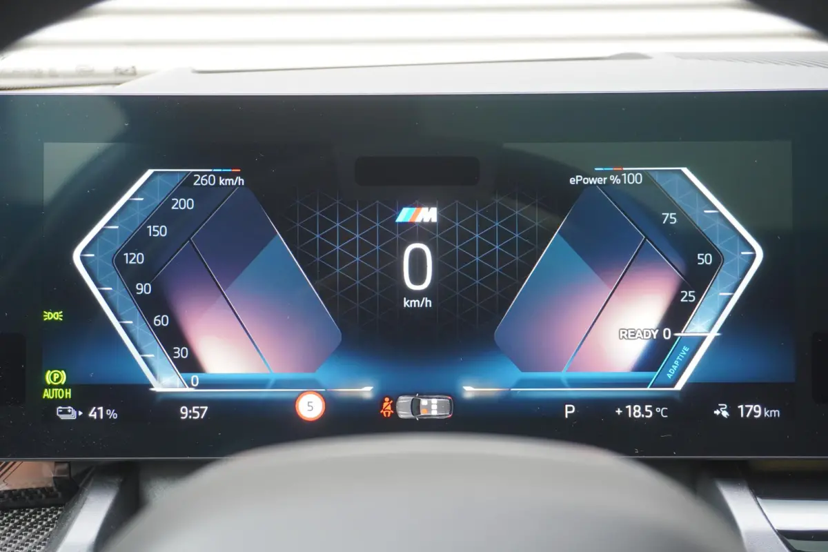 eDrive40 | M Sportpakket Pro | Glazen panoramadak | Adaptief onderstel professional | Trekhaak met elektrisch wegklapbare kogel | Bowers & Wilkins Surround Sound System | Driving Assistant P