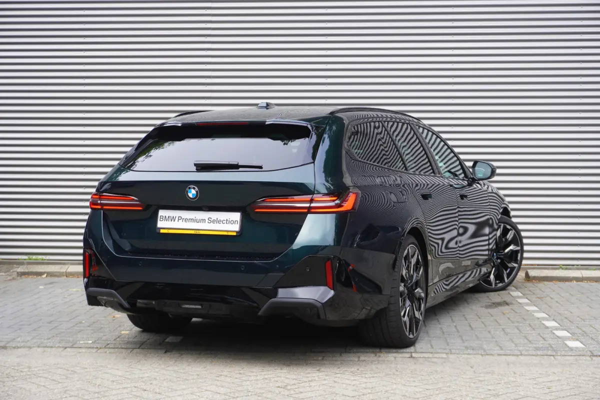 eDrive40 | M Sportpakket Pro | Glazen panoramadak | Adaptief onderstel professional | Trekhaak met elektrisch wegklapbare kogel | Bowers & Wilkins Surround Sound System | Driving Assistant P