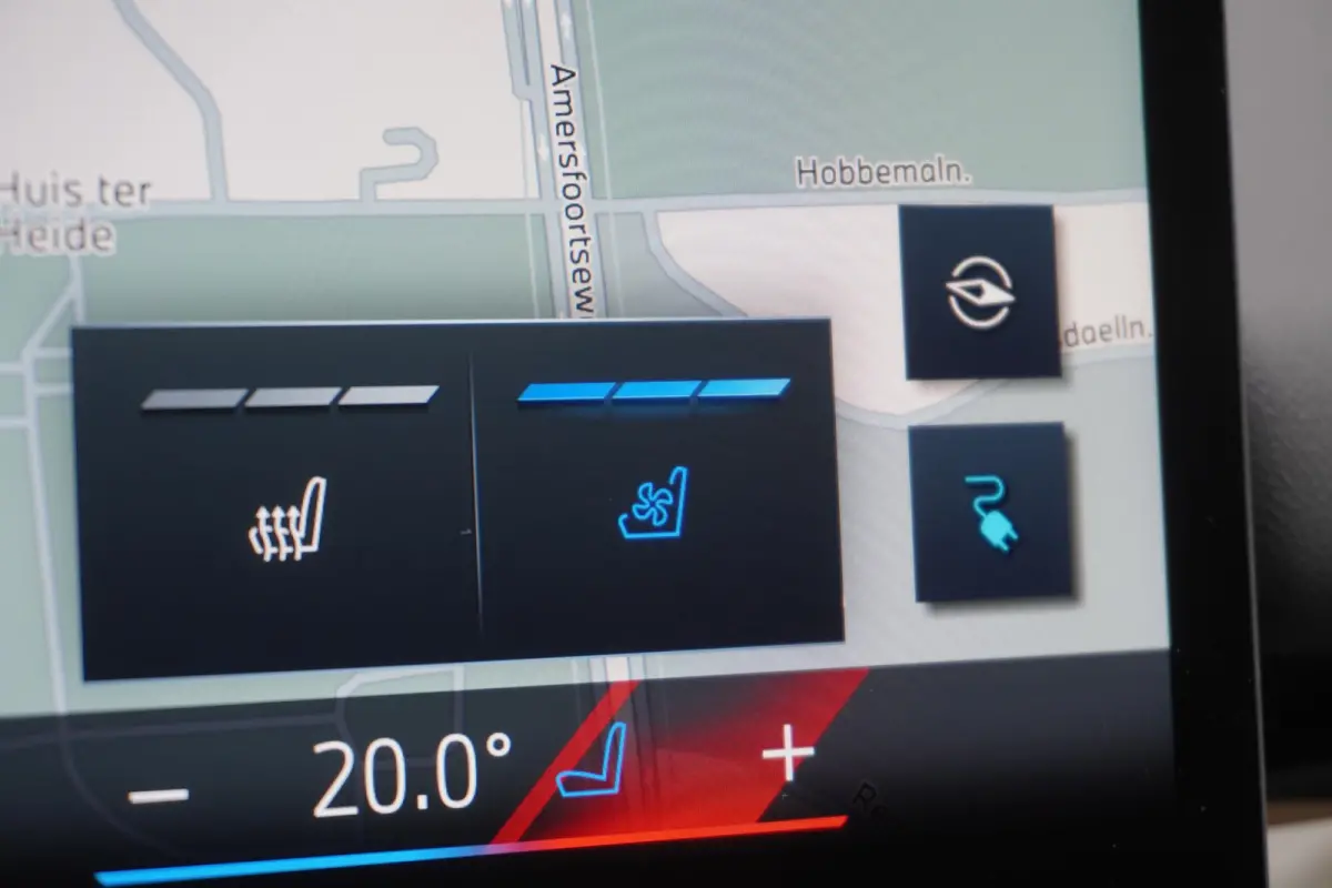 eDrive40 | M Sportpakket Pro | Glazen panoramadak | Adaptief onderstel professional | Trekhaak met elektrisch wegklapbare kogel | Bowers & Wilkins Surround Sound System | Driving Assistant P