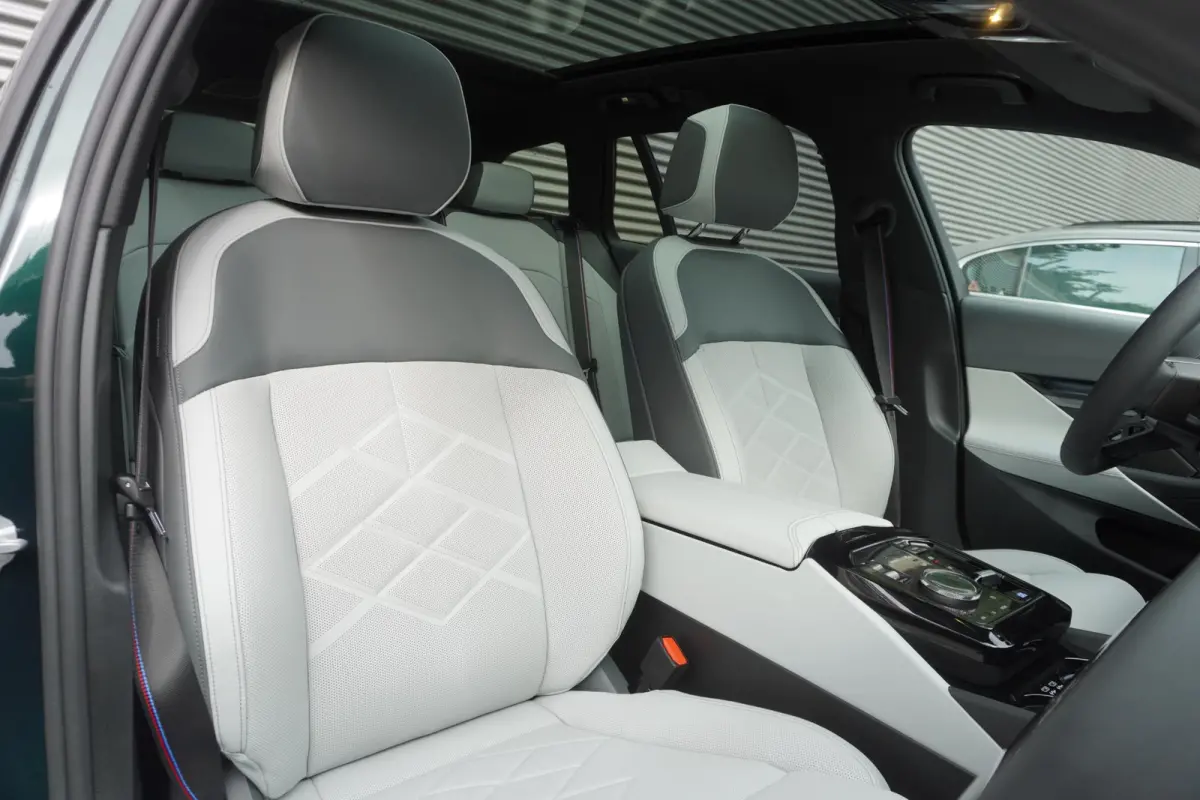 eDrive40 | M Sportpakket Pro | Glazen panoramadak | Adaptief onderstel professional | Trekhaak met elektrisch wegklapbare kogel | Bowers & Wilkins Surround Sound System | Driving Assistant P