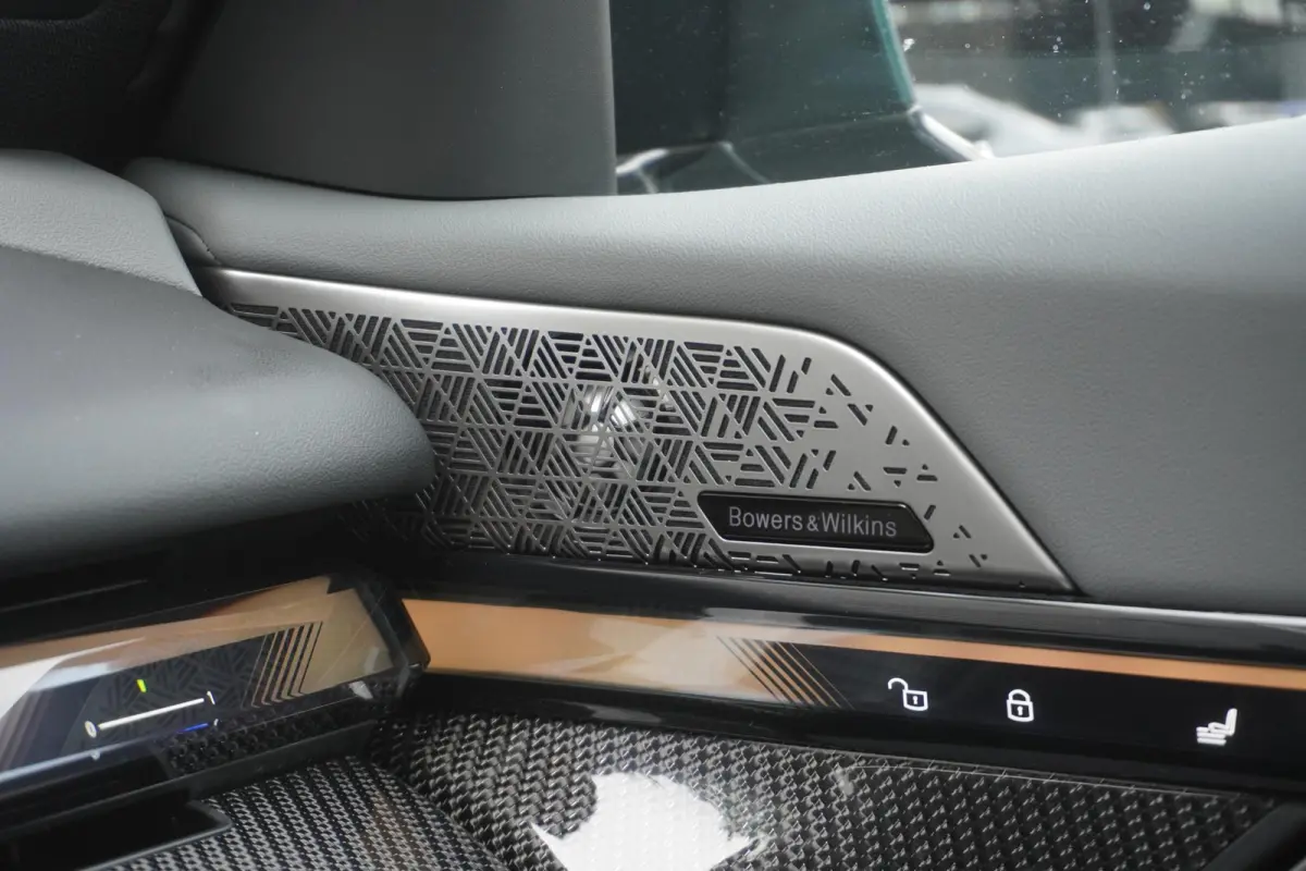 eDrive40 | M Sportpakket Pro | Glazen panoramadak | Adaptief onderstel professional | Trekhaak met elektrisch wegklapbare kogel | Bowers & Wilkins Surround Sound System | Driving Assistant P