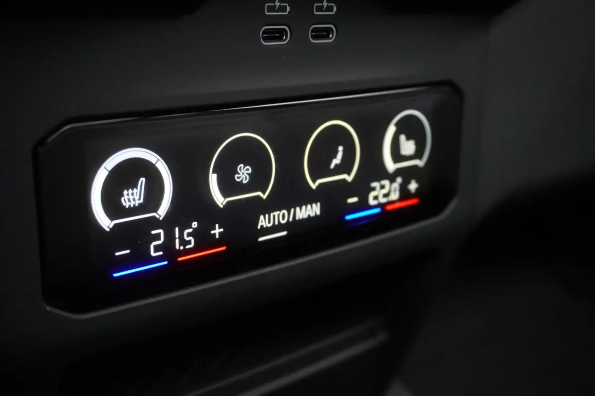 eDrive40 | M Sportpakket Pro | Glazen panoramadak | Adaptief onderstel professional | Trekhaak met elektrisch wegklapbare kogel | Bowers & Wilkins Surround Sound System | Driving Assistant P