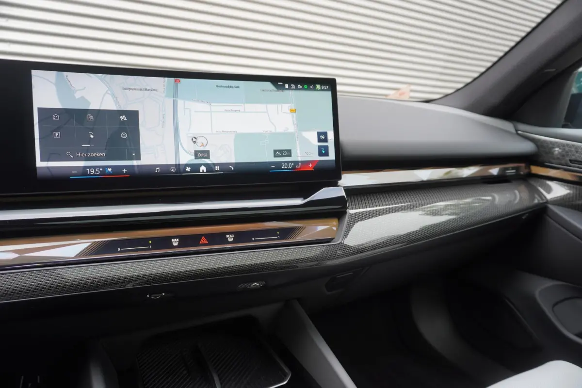 eDrive40 | M Sportpakket Pro | Glazen panoramadak | Adaptief onderstel professional | Trekhaak met elektrisch wegklapbare kogel | Bowers & Wilkins Surround Sound System | Driving Assistant P