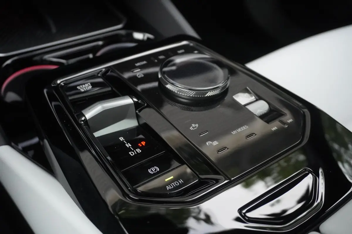 eDrive40 | M Sportpakket Pro | Glazen panoramadak | Adaptief onderstel professional | Trekhaak met elektrisch wegklapbare kogel | Bowers & Wilkins Surround Sound System | Driving Assistant P