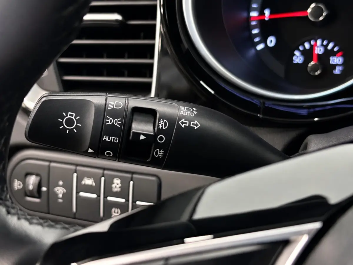 1.0 T-GDi DynamicLine Navigatie Apple Carplay Android Auto Camera Parkeersensoren achter Cruise Control Half leder Full Led Climate Control Lichtmetalen velgen