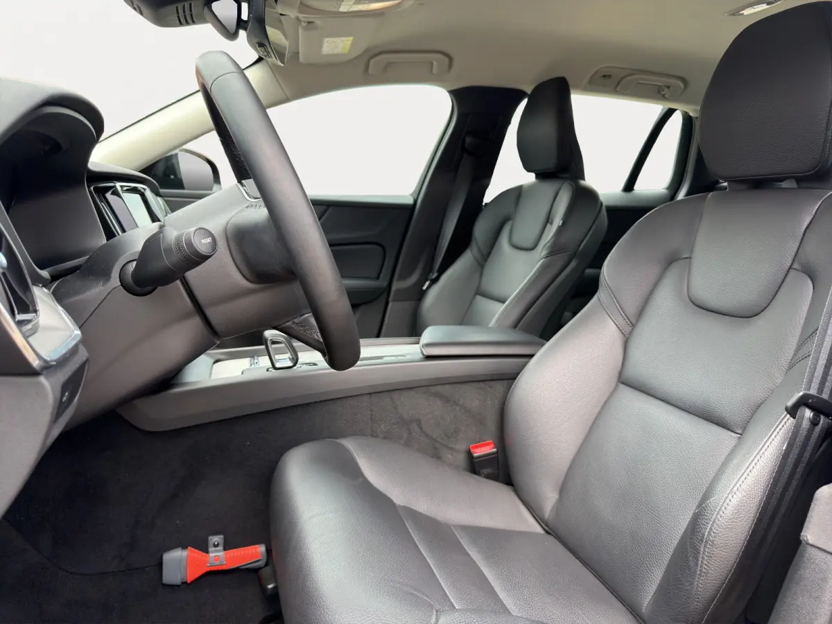 2.0 B3 Essential Leder interieur | Parkeercamera | Comfortstoelen | Rijstrooksensor met correctie |
