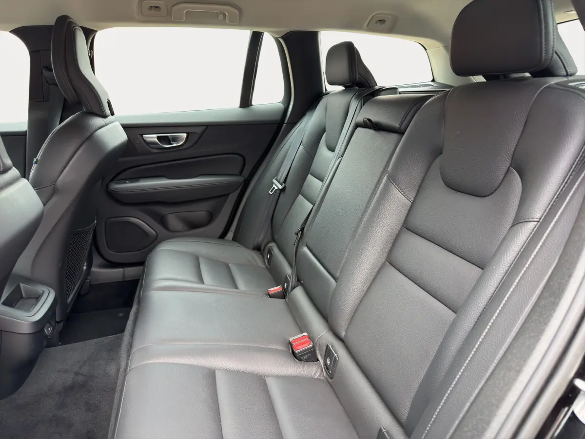 2.0 B3 Essential Leder interieur | Parkeercamera | Comfortstoelen | Rijstrooksensor met correctie |