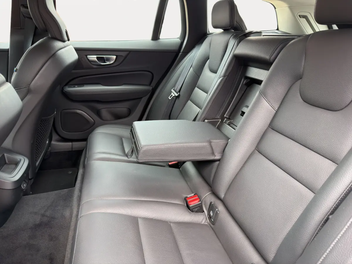 2.0 B3 Essential Leder interieur | Parkeercamera | Comfortstoelen | Rijstrooksensor met correctie |