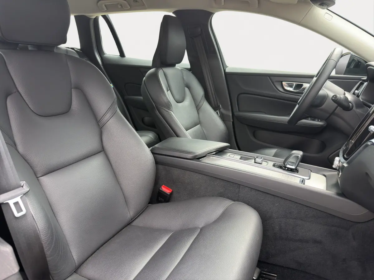 2.0 B3 Essential Leder interieur | Parkeercamera | Comfortstoelen | Rijstrooksensor met correctie |