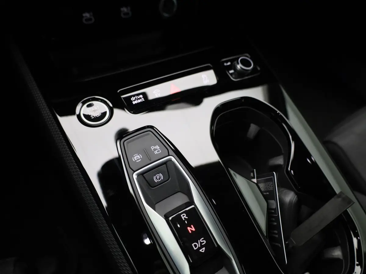 Avant 2.0 quattro S edition 299 PK | Adaptive cruise control | Achteruitrijcamera | Climate control | Smartphone interface | Privacy glas | Elekt. verstelbare voorstoelen | Stoelverwarming |