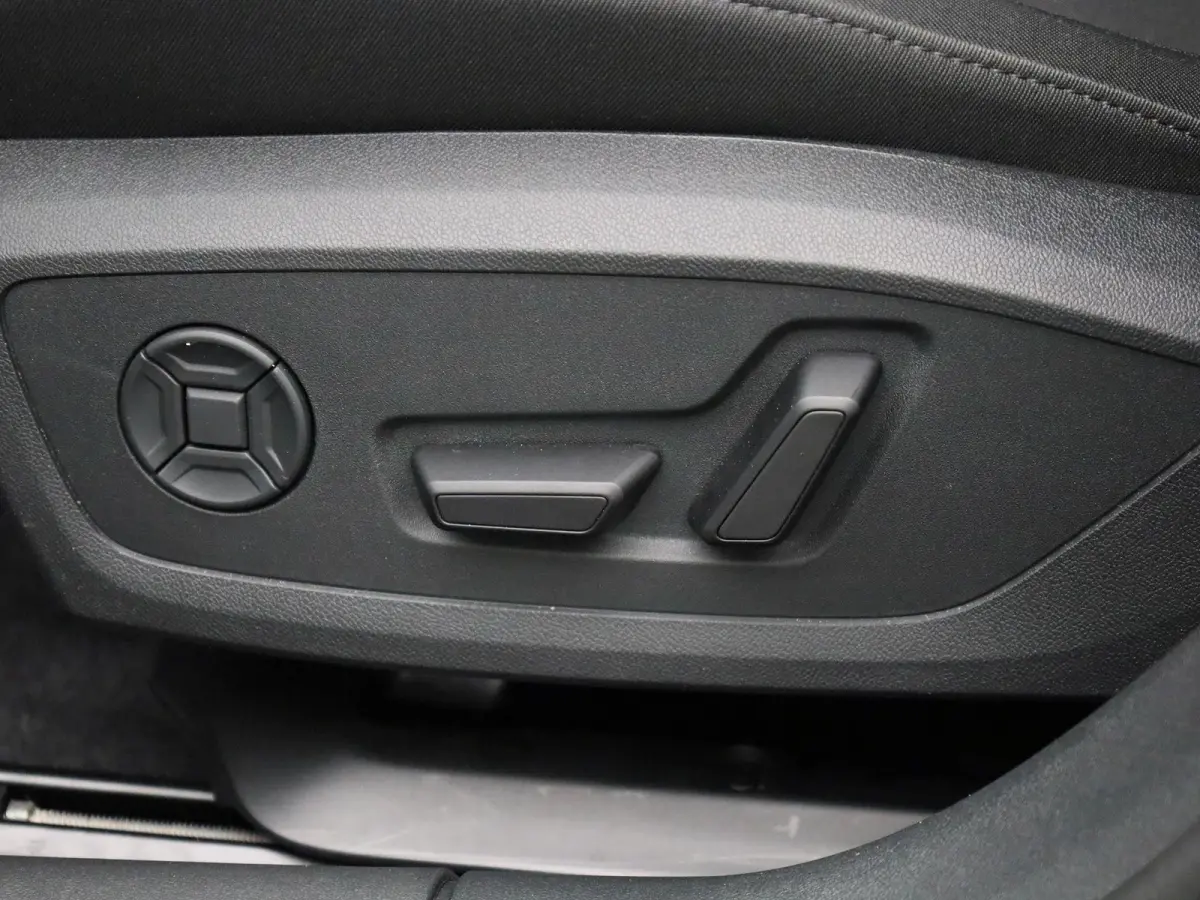 Avant 2.0 quattro S edition 299 PK | Adaptive cruise control | Achteruitrijcamera | Climate control | Smartphone interface | Privacy glas | Elekt. verstelbare voorstoelen | Stoelverwarming |
