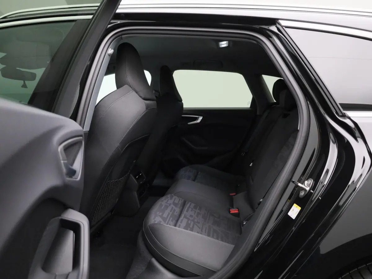 Avant 2.0 quattro S edition 299 PK | Adaptive cruise control | Achteruitrijcamera | Climate control | Smartphone interface | Privacy glas | Elekt. verstelbare voorstoelen | Stoelverwarming |