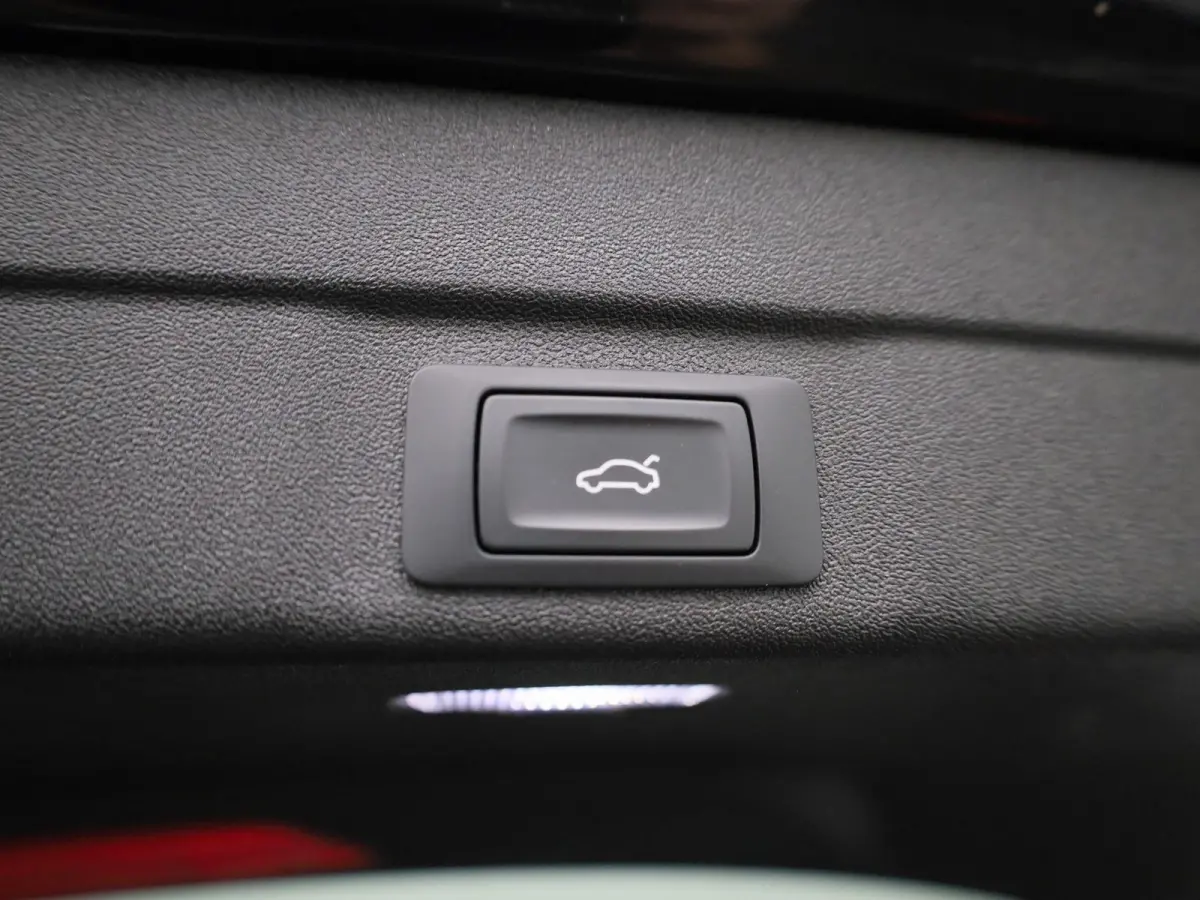 Avant 2.0 quattro S edition 299 PK | Adaptive cruise control | Achteruitrijcamera | Climate control | Smartphone interface | Privacy glas | Elekt. verstelbare voorstoelen | Stoelverwarming |