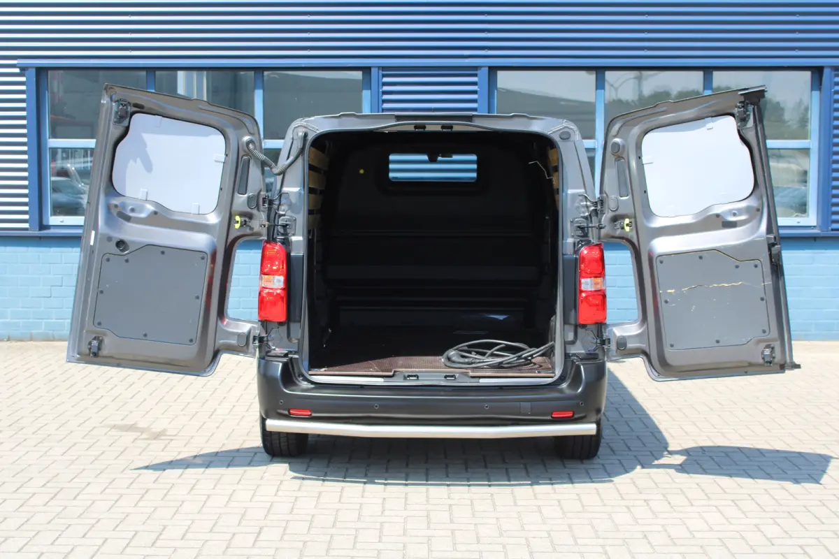 75 kWh | CAMERA | BETIMMERING | SIDE + BACK BARS | APPLE CARPLAY/ANDROID AUTO |