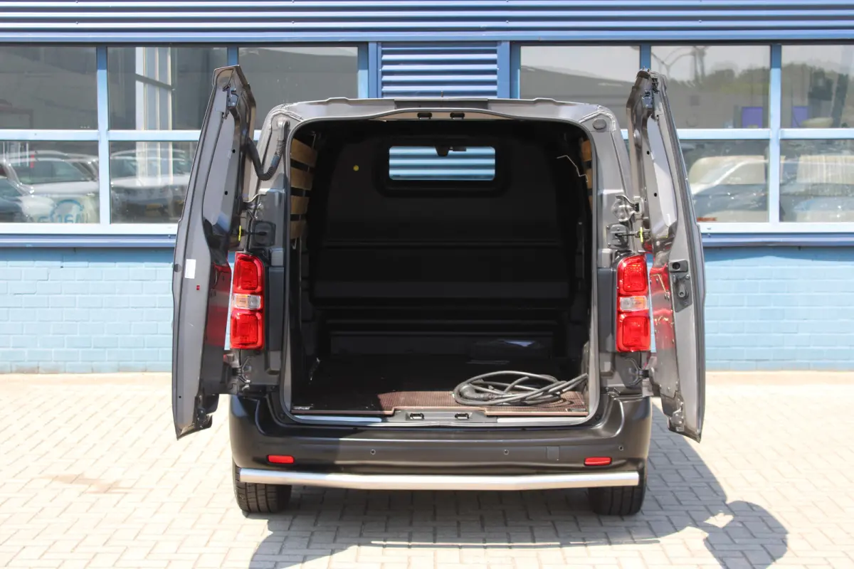75 kWh | CAMERA | BETIMMERING | SIDE + BACK BARS | APPLE CARPLAY/ANDROID AUTO |