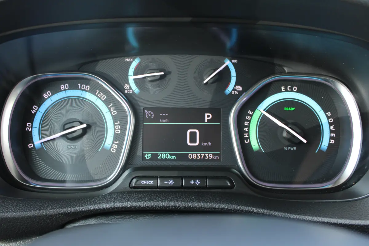 75 kWh | CAMERA | BETIMMERING | SIDE + BACK BARS | APPLE CARPLAY/ANDROID AUTO |