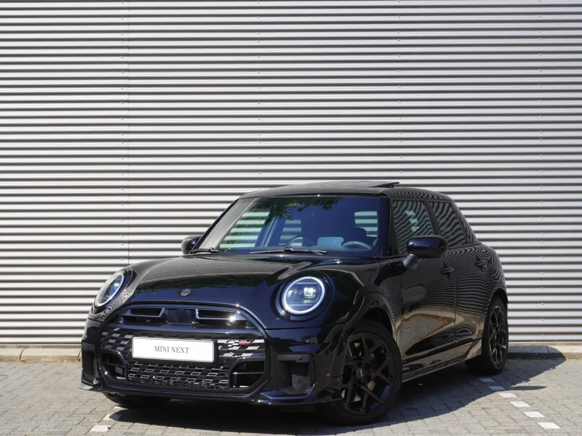 Cooper C | John Cooper Works Uitvoering | Pakket M | Alarmsysteem klasse 3 | Glazen panoramadak | HIFI System Harman Kardon