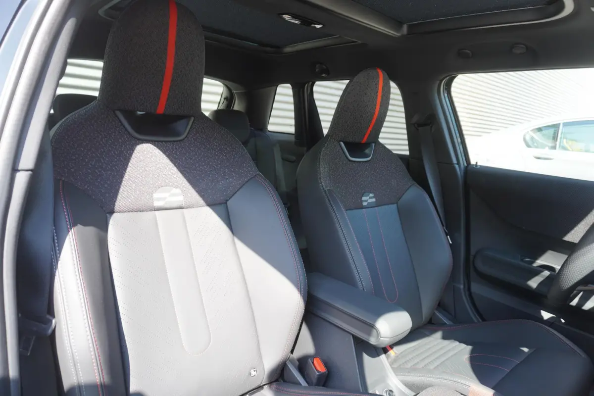 Cooper C | John Cooper Works Uitvoering | Pakket M | Alarmsysteem klasse 3 | Glazen panoramadak | HIFI System Harman Kardon