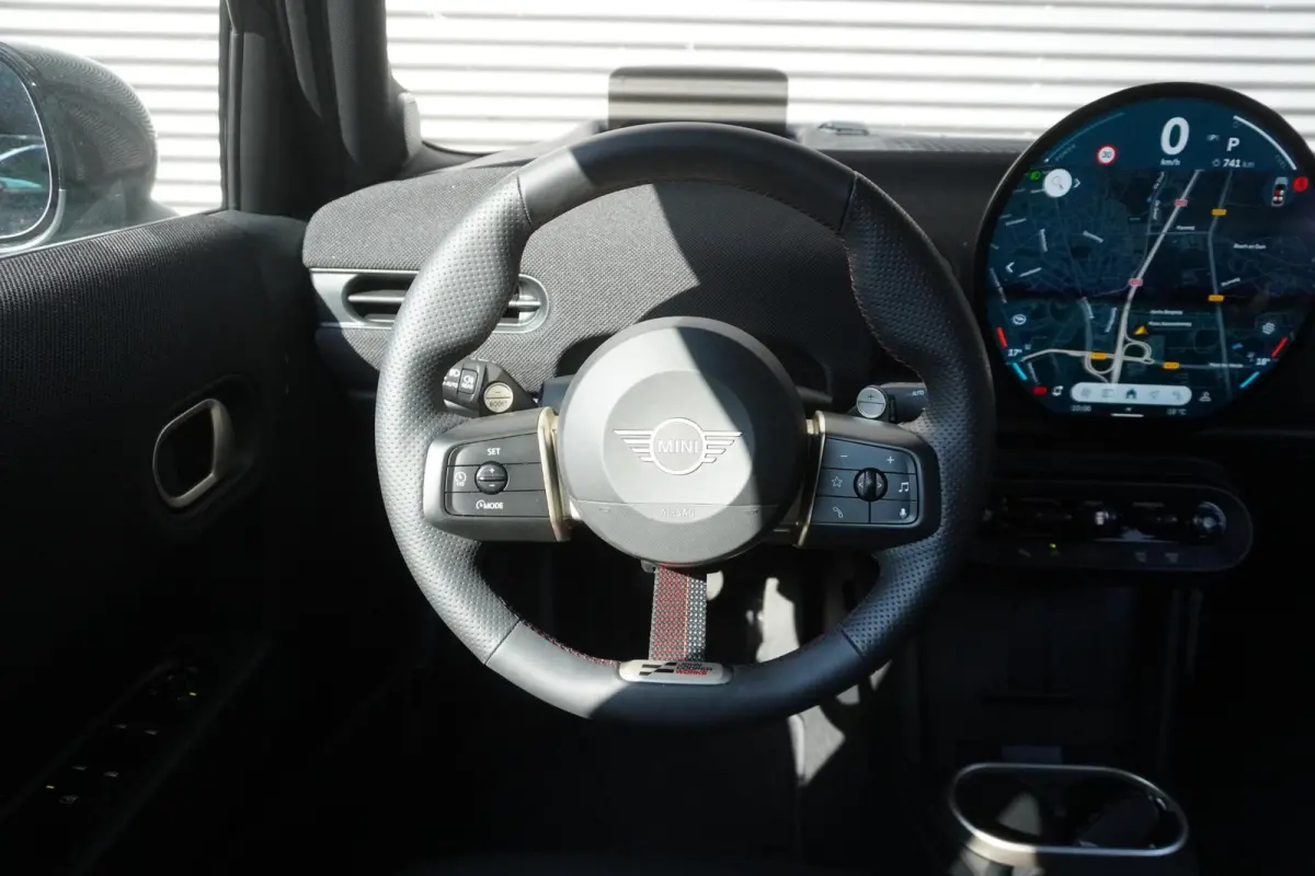 Cooper C | John Cooper Works Uitvoering | Pakket M | Alarmsysteem klasse 3 | Glazen panoramadak | HIFI System Harman Kardon