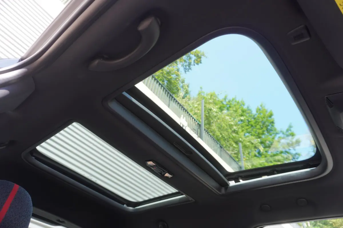Cooper C | John Cooper Works Uitvoering | Pakket M | Alarmsysteem klasse 3 | Glazen panoramadak | HIFI System Harman Kardon