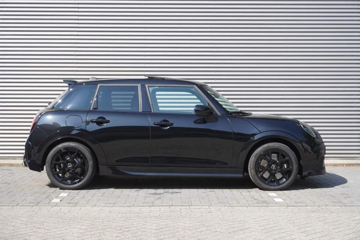 Cooper C | John Cooper Works Uitvoering | Pakket M | Alarmsysteem klasse 3 | Glazen panoramadak | HIFI System Harman Kardon