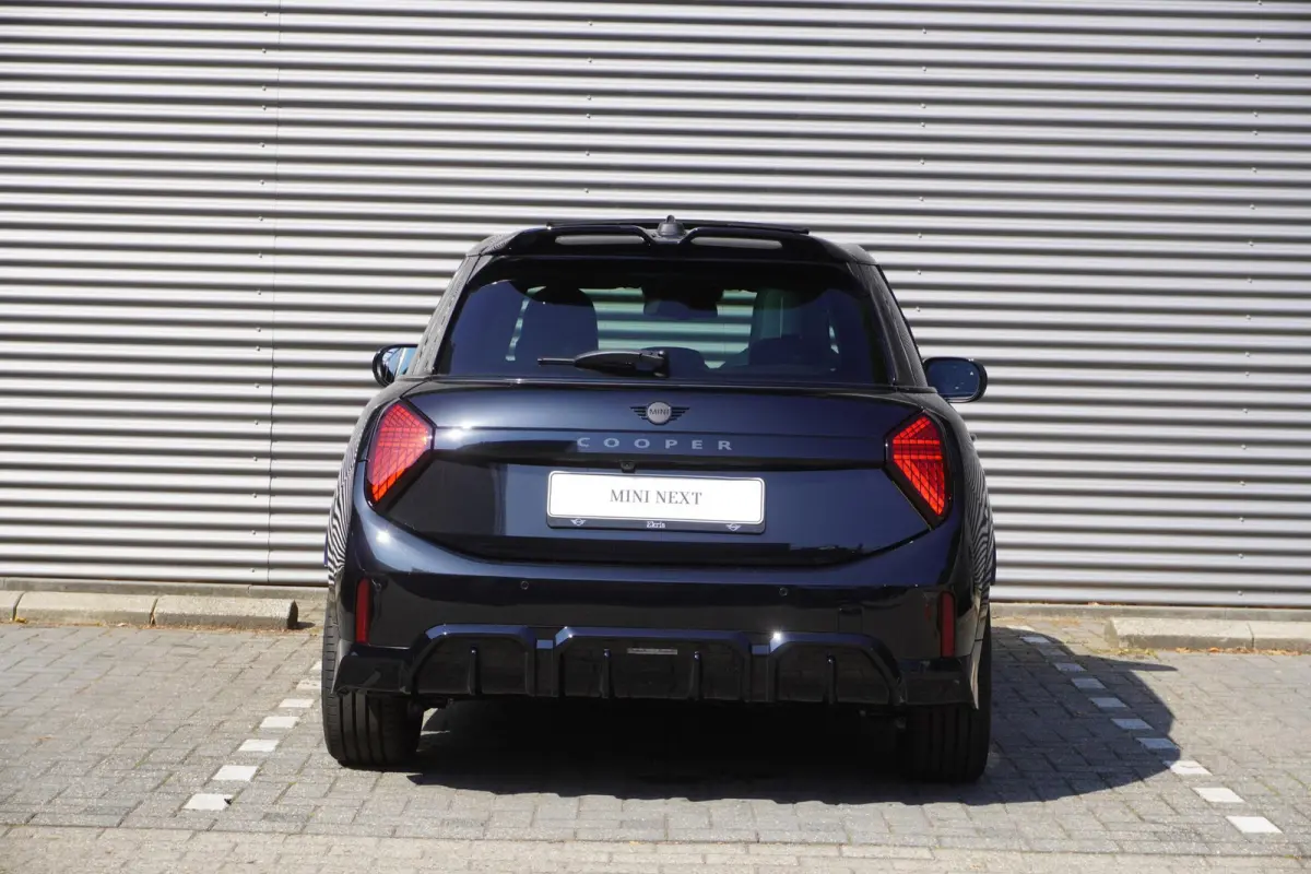 Cooper C | John Cooper Works Uitvoering | Pakket M | Alarmsysteem klasse 3 | Glazen panoramadak | HIFI System Harman Kardon