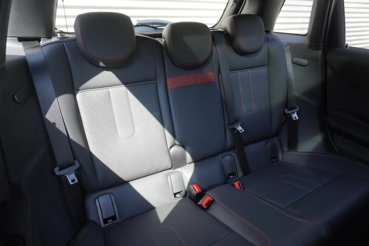 Cooper C | John Cooper Works Uitvoering | Pakket M | Alarmsysteem klasse 3 | Glazen panoramadak | HIFI System Harman Kardon