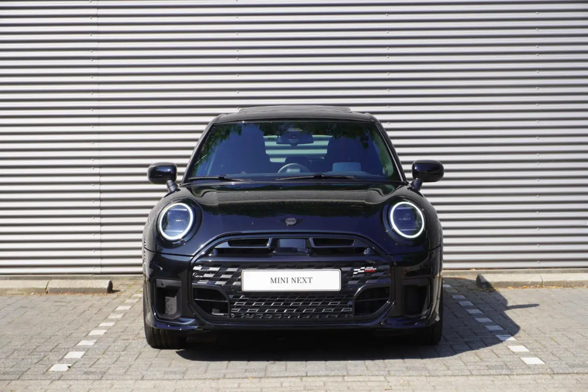 Cooper C | John Cooper Works Uitvoering | Pakket M | Alarmsysteem klasse 3 | Glazen panoramadak | HIFI System Harman Kardon