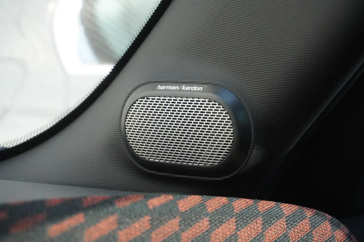 Cooper C | John Cooper Works Uitvoering | Pakket M | Alarmsysteem klasse 3 | Glazen panoramadak | HIFI System Harman Kardon