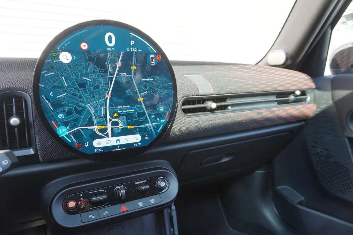 Cooper C | John Cooper Works Uitvoering | Pakket M | Alarmsysteem klasse 3 | Glazen panoramadak | HIFI System Harman Kardon
