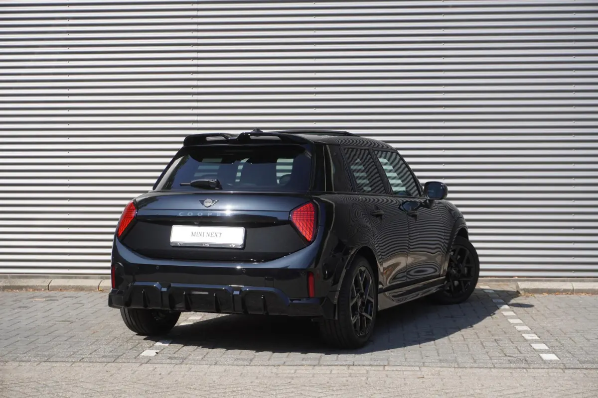 Cooper C | John Cooper Works Uitvoering | Pakket M | Alarmsysteem klasse 3 | Glazen panoramadak | HIFI System Harman Kardon
