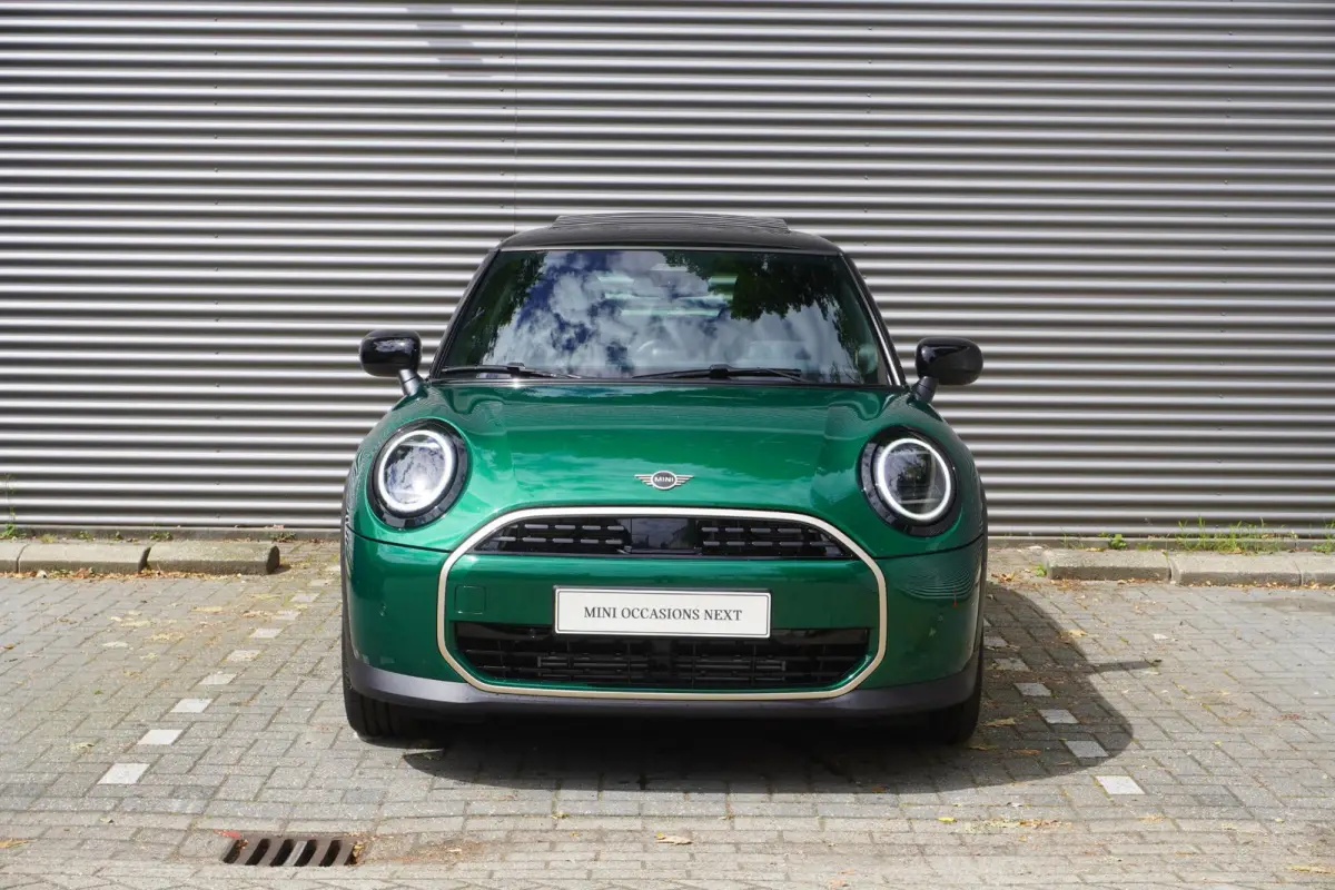 1.5 Cooper C Blackyard | Favoured Trim | Pakket M | Glazen panoramadak | Driving Assistant | HIFI System Harman Kardon | MINI Head-Up Display