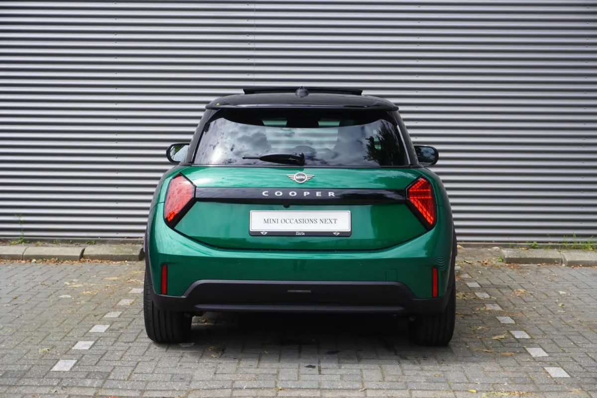 1.5 Cooper C Blackyard | Favoured Trim | Pakket M | Glazen panoramadak | Driving Assistant | HIFI System Harman Kardon | MINI Head-Up Display
