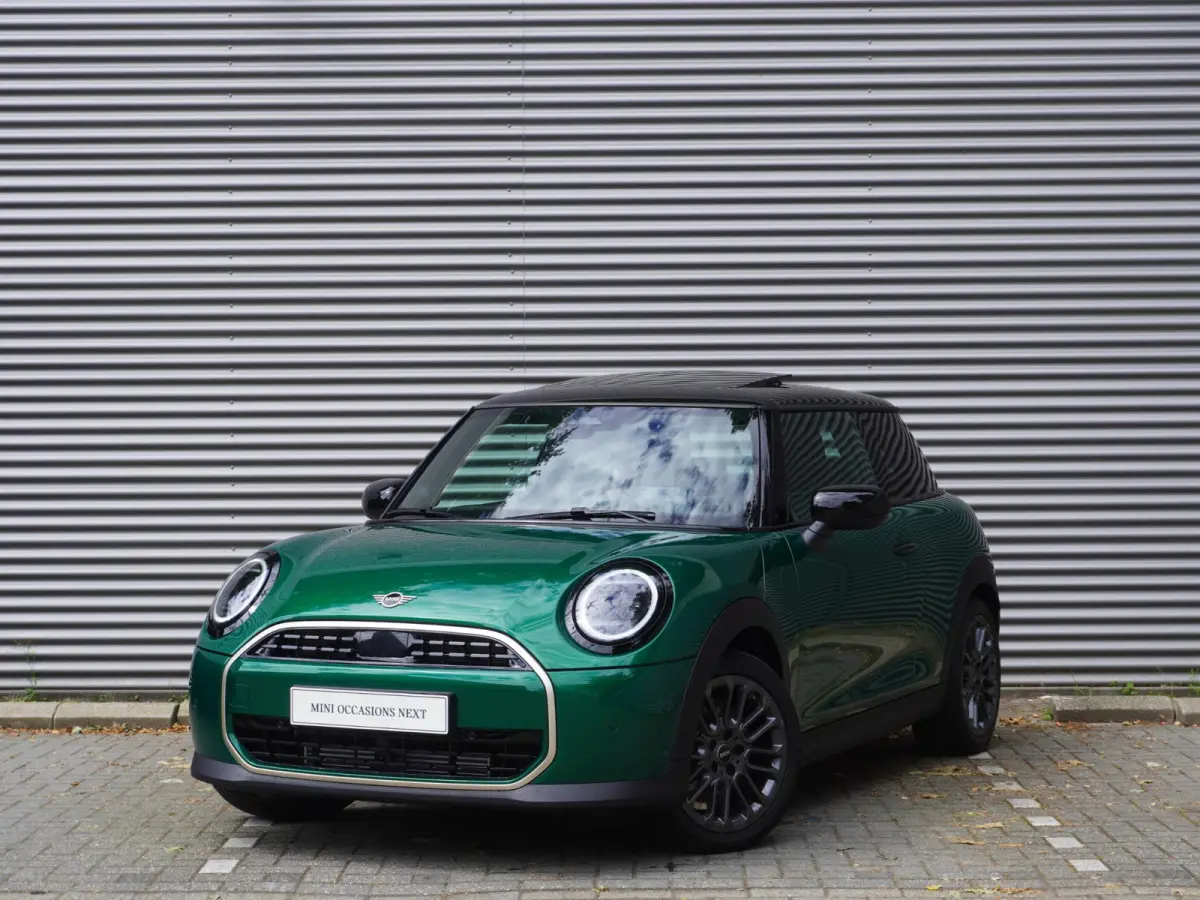 1.5 Cooper C Blackyard | Favoured Trim | Pakket M | Glazen panoramadak | Driving Assistant | HIFI System Harman Kardon | MINI Head-Up Display