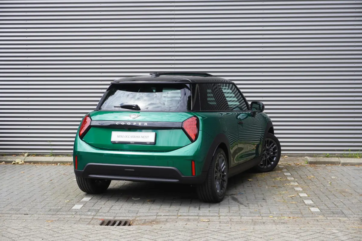 1.5 Cooper C Blackyard | Favoured Trim | Pakket M | Glazen panoramadak | Driving Assistant | HIFI System Harman Kardon | MINI Head-Up Display