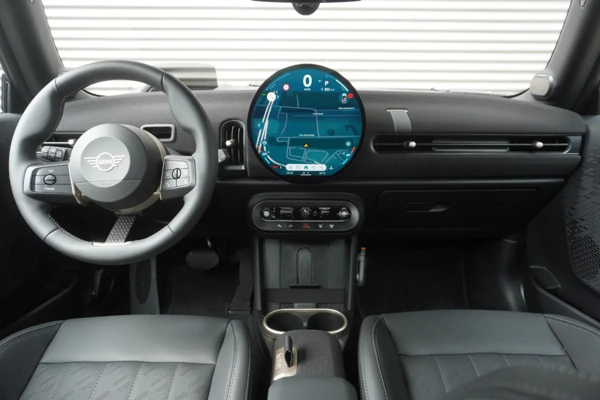 1.5 Cooper C Blackyard | Favoured Trim | Pakket M | Glazen panoramadak | Driving Assistant | HIFI System Harman Kardon | MINI Head-Up Display