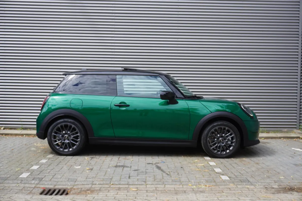 1.5 Cooper C Blackyard | Favoured Trim | Pakket M | Glazen panoramadak | Driving Assistant | HIFI System Harman Kardon | MINI Head-Up Display