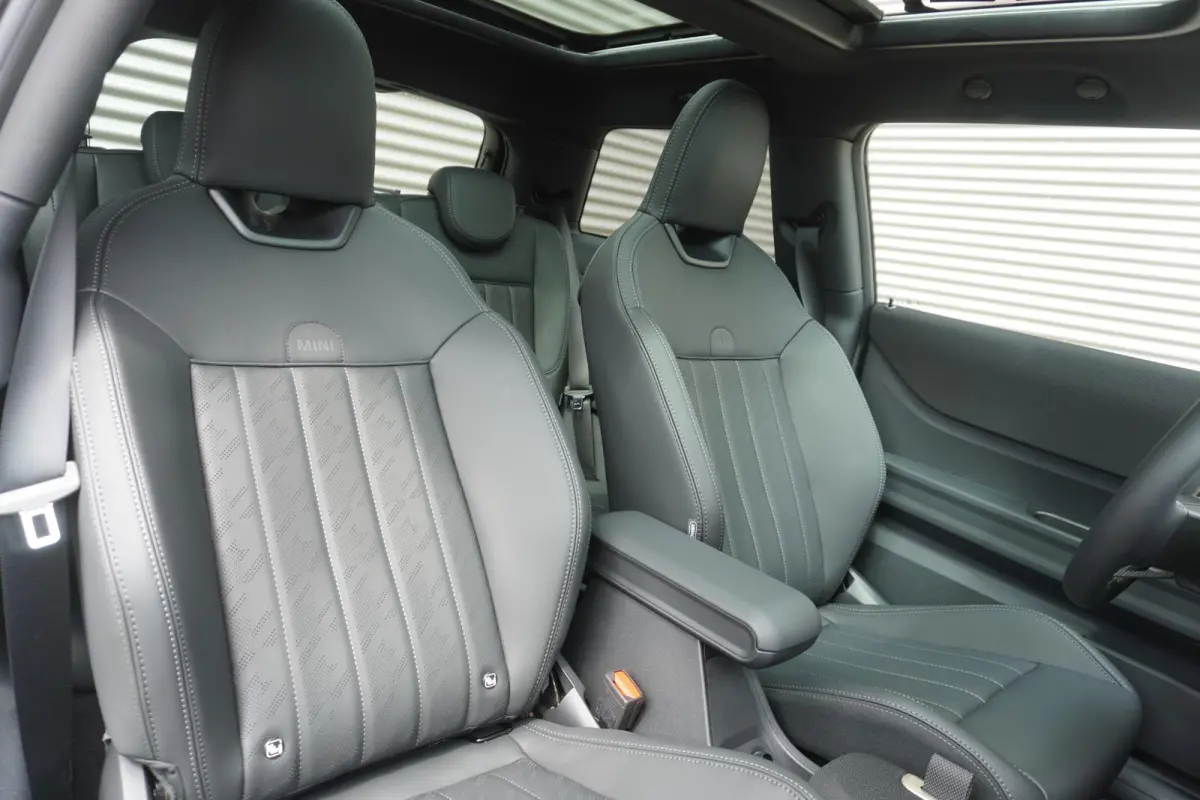 1.5 Cooper C Blackyard | Favoured Trim | Pakket M | Glazen panoramadak | Driving Assistant | HIFI System Harman Kardon | MINI Head-Up Display