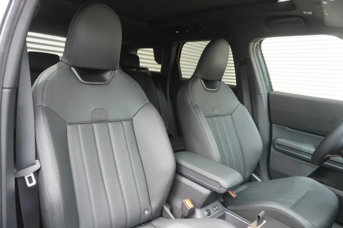 C | John Cooper Works Uitvoering | Pakket XL | Trekhaak met elektrisch wegklapbare kogel | Glazen panoramadak | Driving Assistant Professional