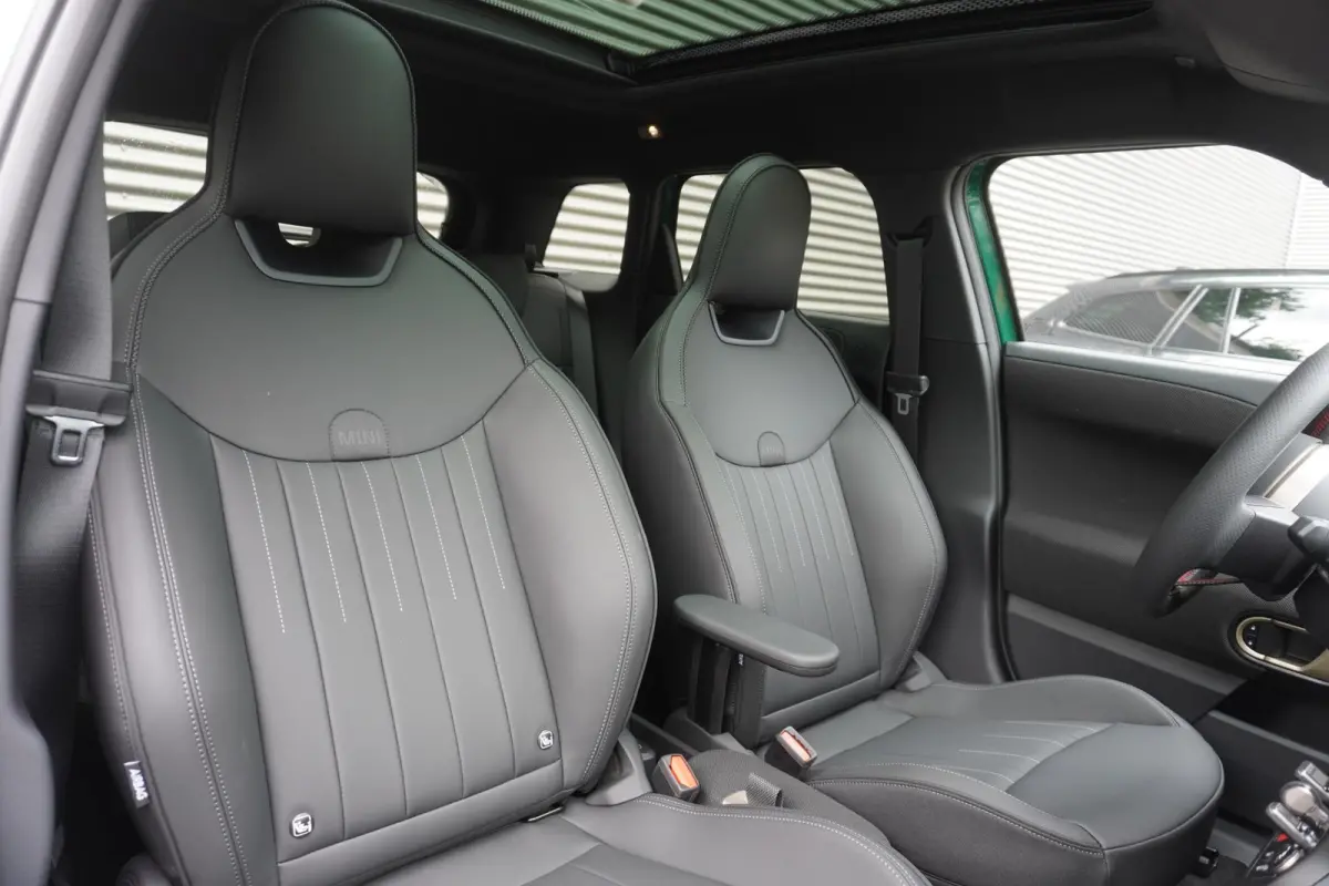 E | John Cooper Works Uitvoering | Pakket L | Glazen panoramadak | HIFI System Harman Kardon | MINI Head-Up Display
