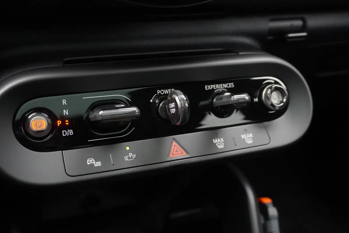 E | John Cooper Works Uitvoering | Pakket L | Glazen panoramadak | HIFI System Harman Kardon | MINI Head-Up Display