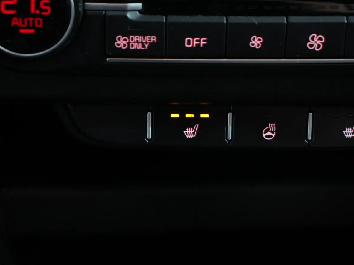 1.6 GDI PHEV DynamicLine Automaat Climate control Keyless Cruise control LED Parkeersensoren achter Camera Stuur verwarming Stoel verwarming Apple Carplay/ Andriod Auto