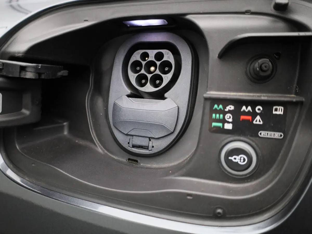 edition 83 kWh 251 PK | Adaptive cruise control | Dodehoekdetectie | Climate control | Stoelverwarming voor & achter | Stuurverwarming | 360 graden camera | Carbon pakket | Privacy glas | Wa
